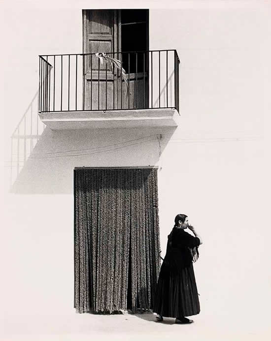 Iconic Black-and-White Photographs by Legendary Photographers