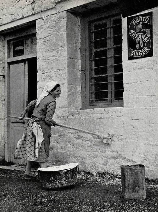 Iconic Black-and-White Photographs by Legendary Photographers