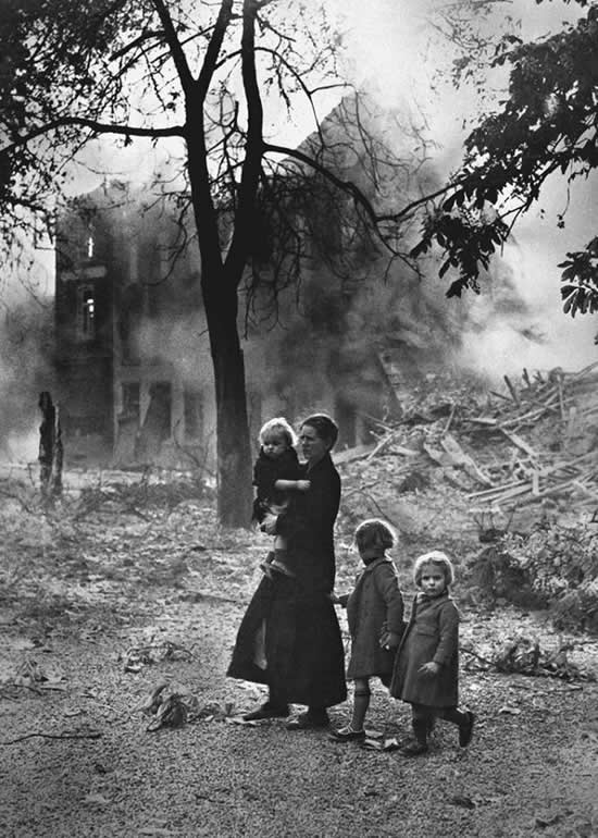 Iconic Black-and-White Photographs by Legendary Photographers