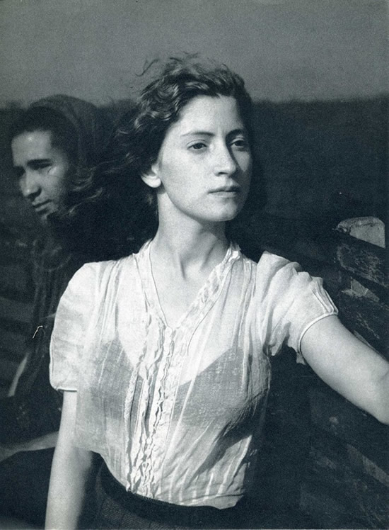 Iconic Black-and-White Photographs by Legendary Photographers