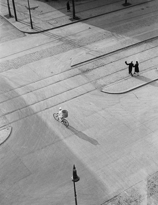 Iconic Black-and-White Photographs by Legendary Photographers