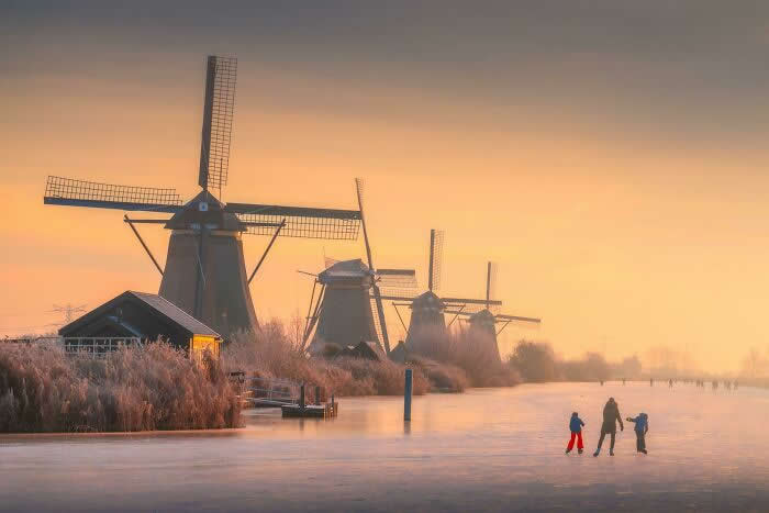 Ice Skating At Kinderdijk, Netherlands - Photos That Look Straight Out of a Renaissance Painting