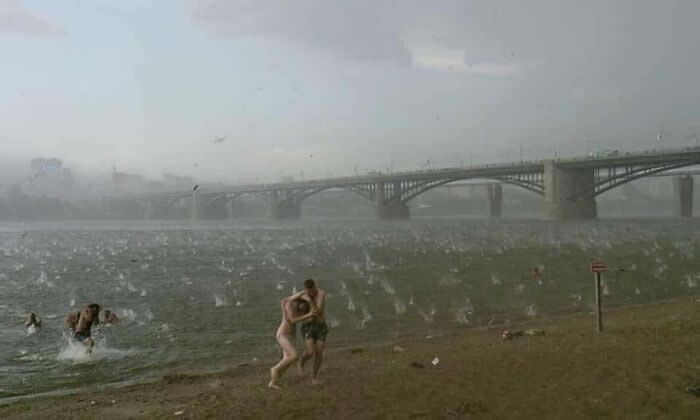 People Run To Shelter From A Hail-Storm - Photos That Look Straight Out of a Renaissance Painting