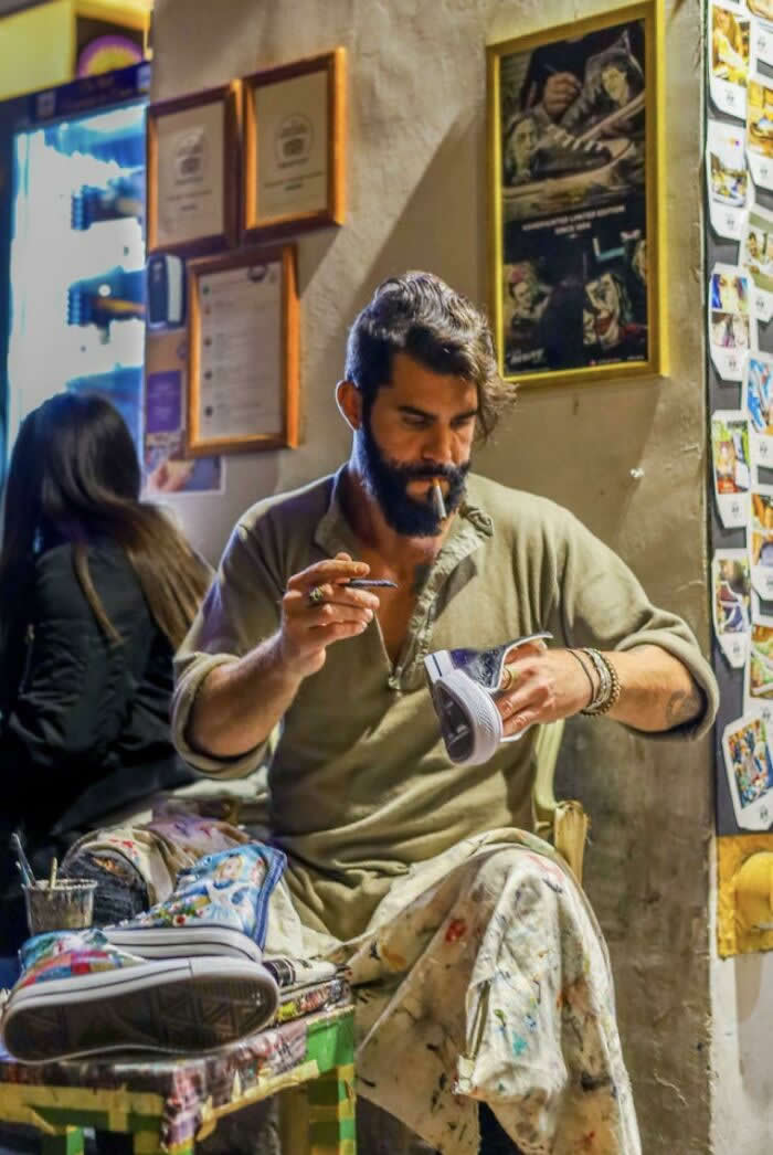 This Man Painting Shoes In Rome - Photos That Look Straight Out of a Renaissance Painting