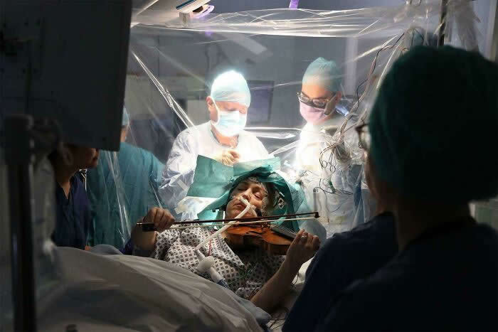 Violinist Playing During Her Own Brain Surgery - Photos That Look Straight Out of a Renaissance Painting