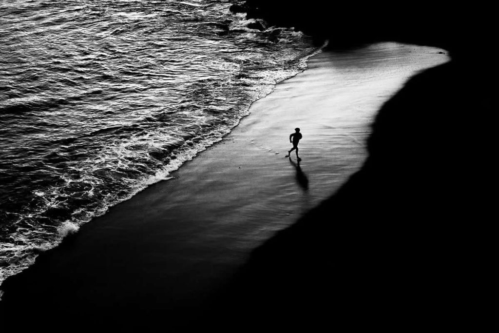 Black and White Photos That Turn Fleeting Moments Into Visual Poetry
